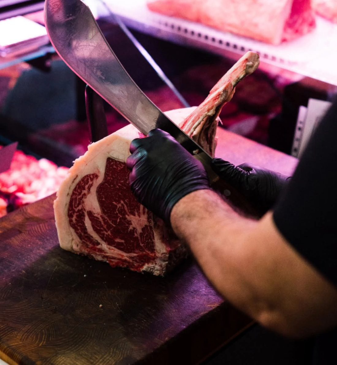Costata con l’osso porzionata a mano sul tagliere